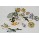 A collection of twenty vintage ladies brooches