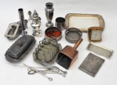 A collection of assorted metalware,