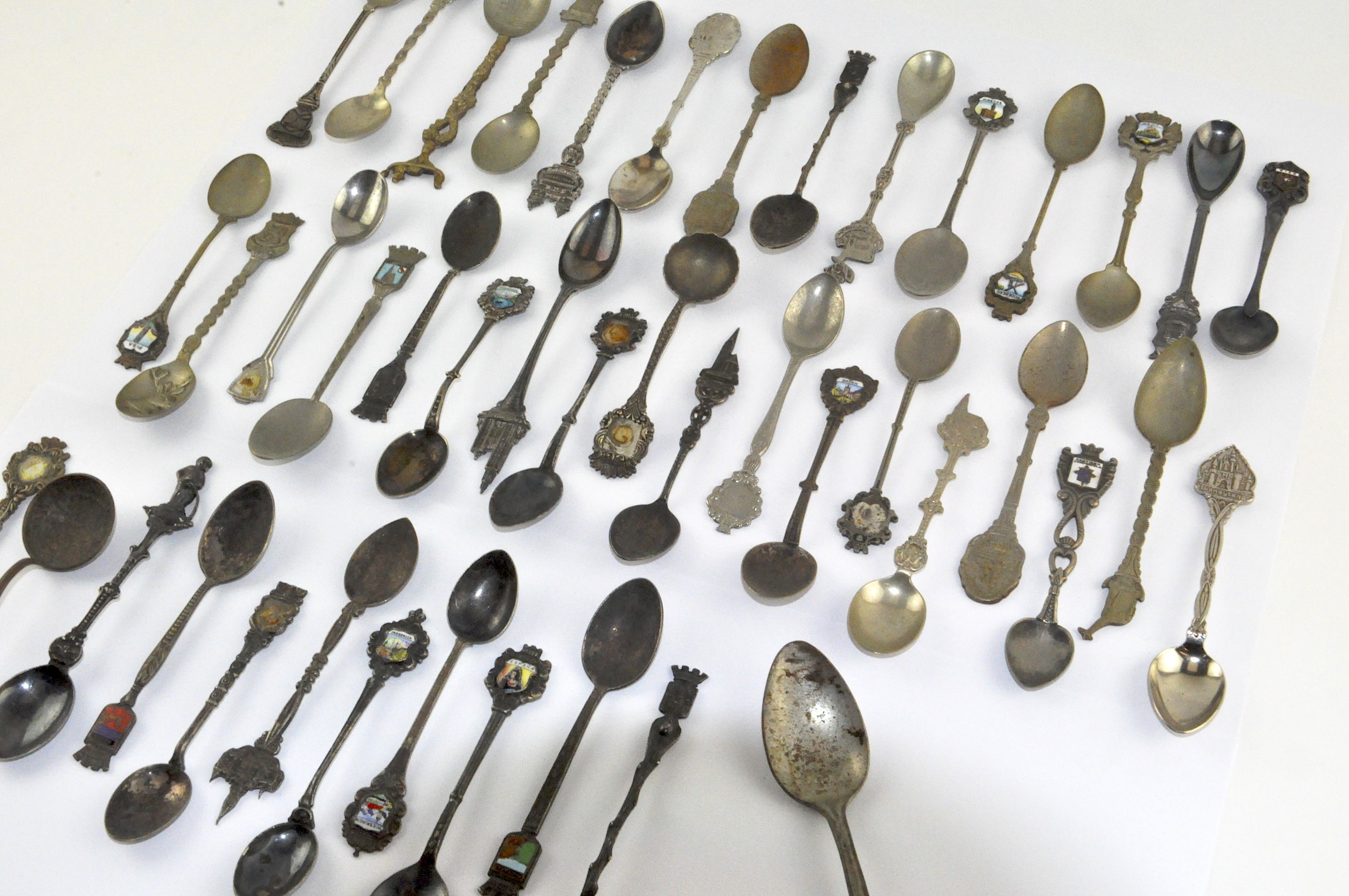 A collection of silver plated commerative spoons from around the world, - Image 2 of 2