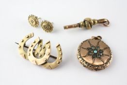 A collection of jewellery to include a triple horseshoe bar brooch, a locket pendant,