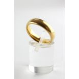 A yellow metal heavy court shape wedding ring, 5mm. Hallmarked 22ct gold, Birmingham, 1971 Size M