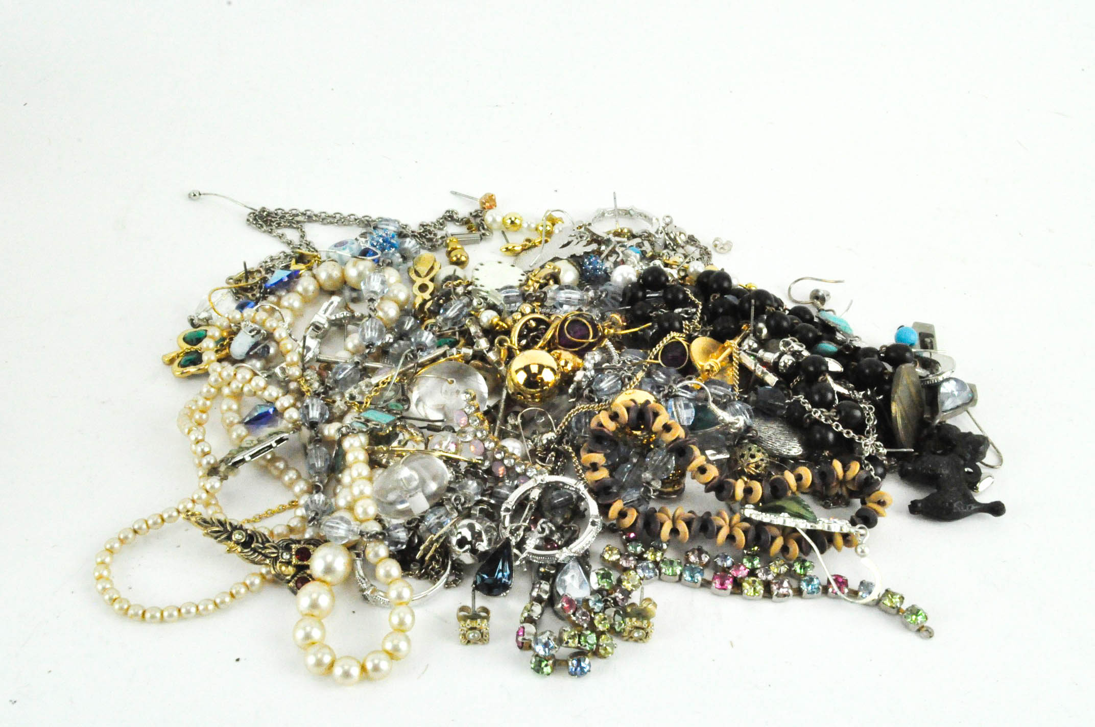 A quantity of costume jewellery, including earrings,