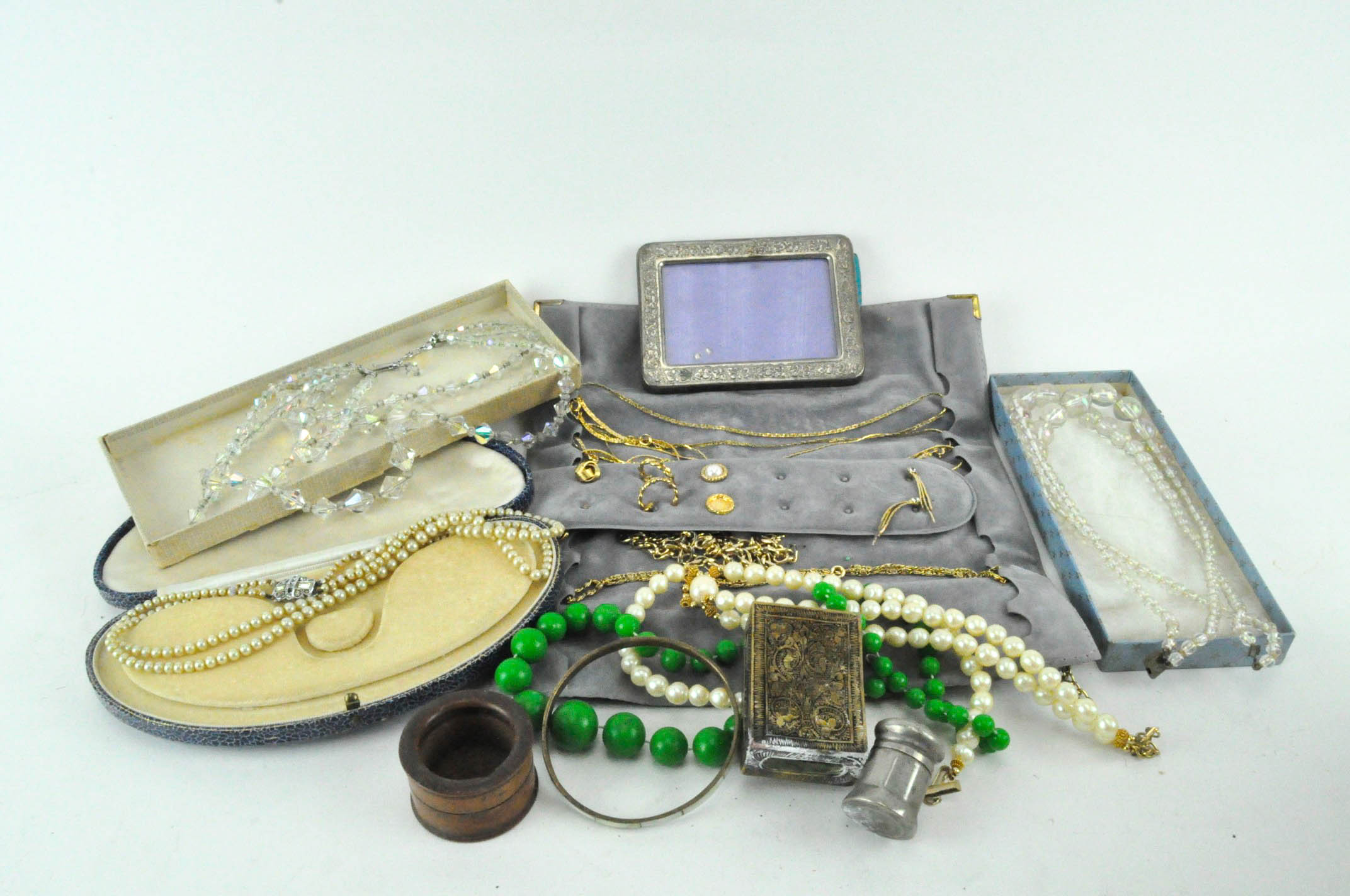 A quantity of costume jewellery including necklaces and earrings,