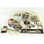 A parcel of costume jewellery including brooches,