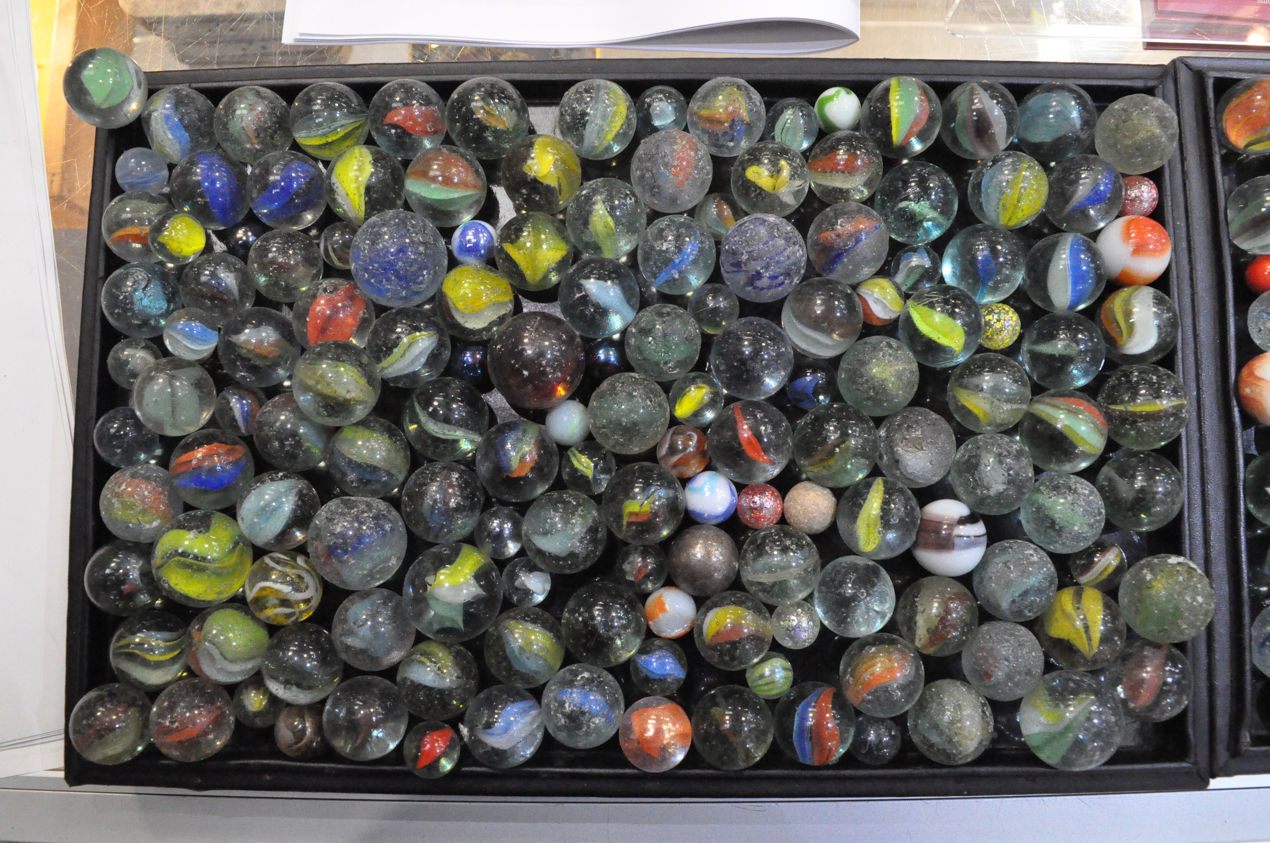 A large collection of glass marbles of varying size and design - Image 2 of 2