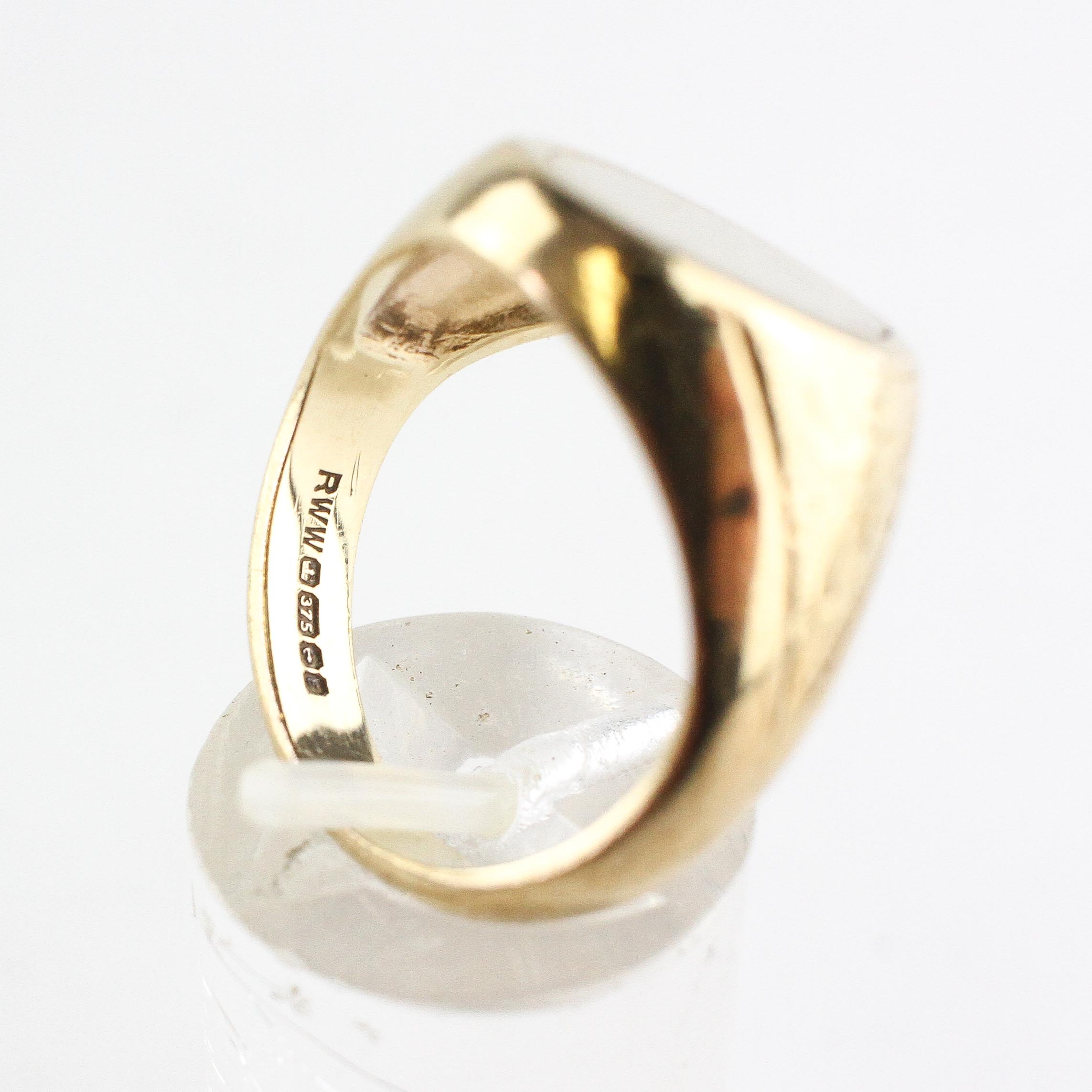 A yellow metal oval signet ring having a hinged reversible centre section - Image 5 of 5
