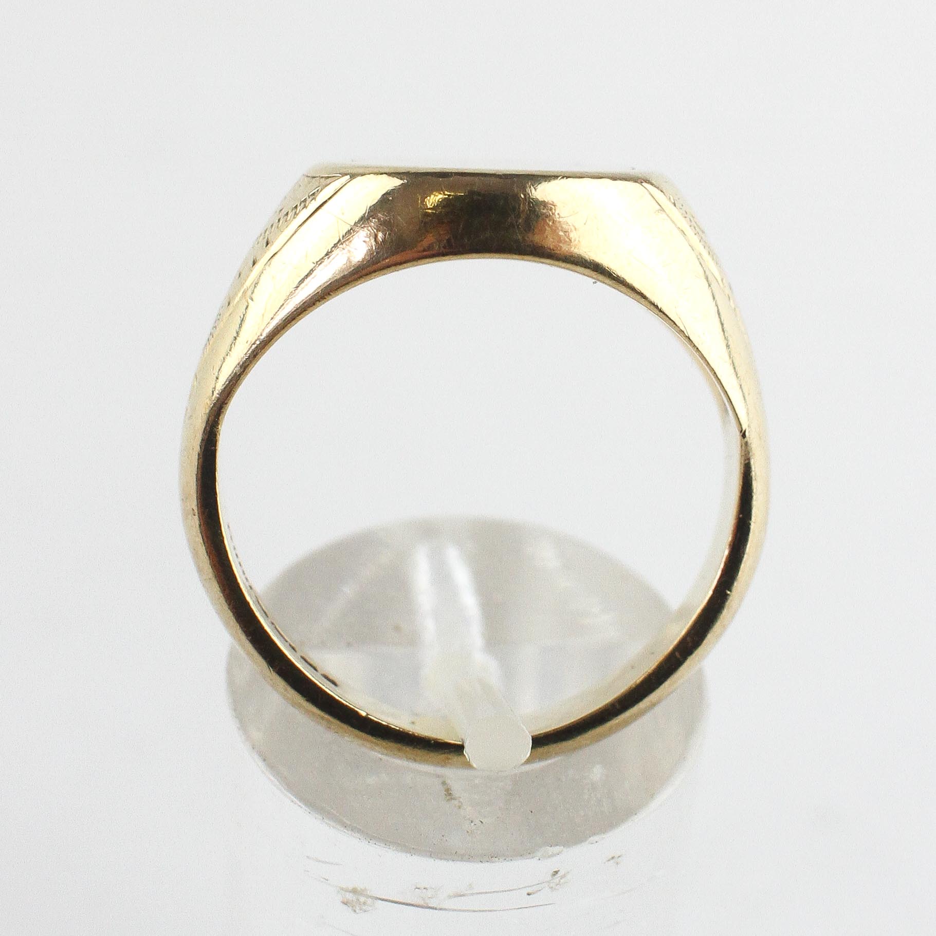 A yellow metal oval signet ring having a hinged reversible centre section - Image 4 of 5
