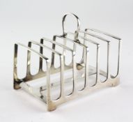 A George V Silver toast rack, six slice, with single handle to top,