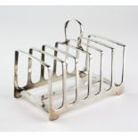A George V Silver toast rack, six slice, with single handle to top,