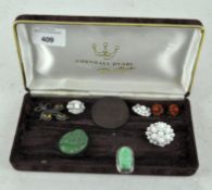 Assorted costume jewellery, including a one pound note for 80 tokens,