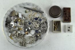 Assorted costume jewellery, including earrings,