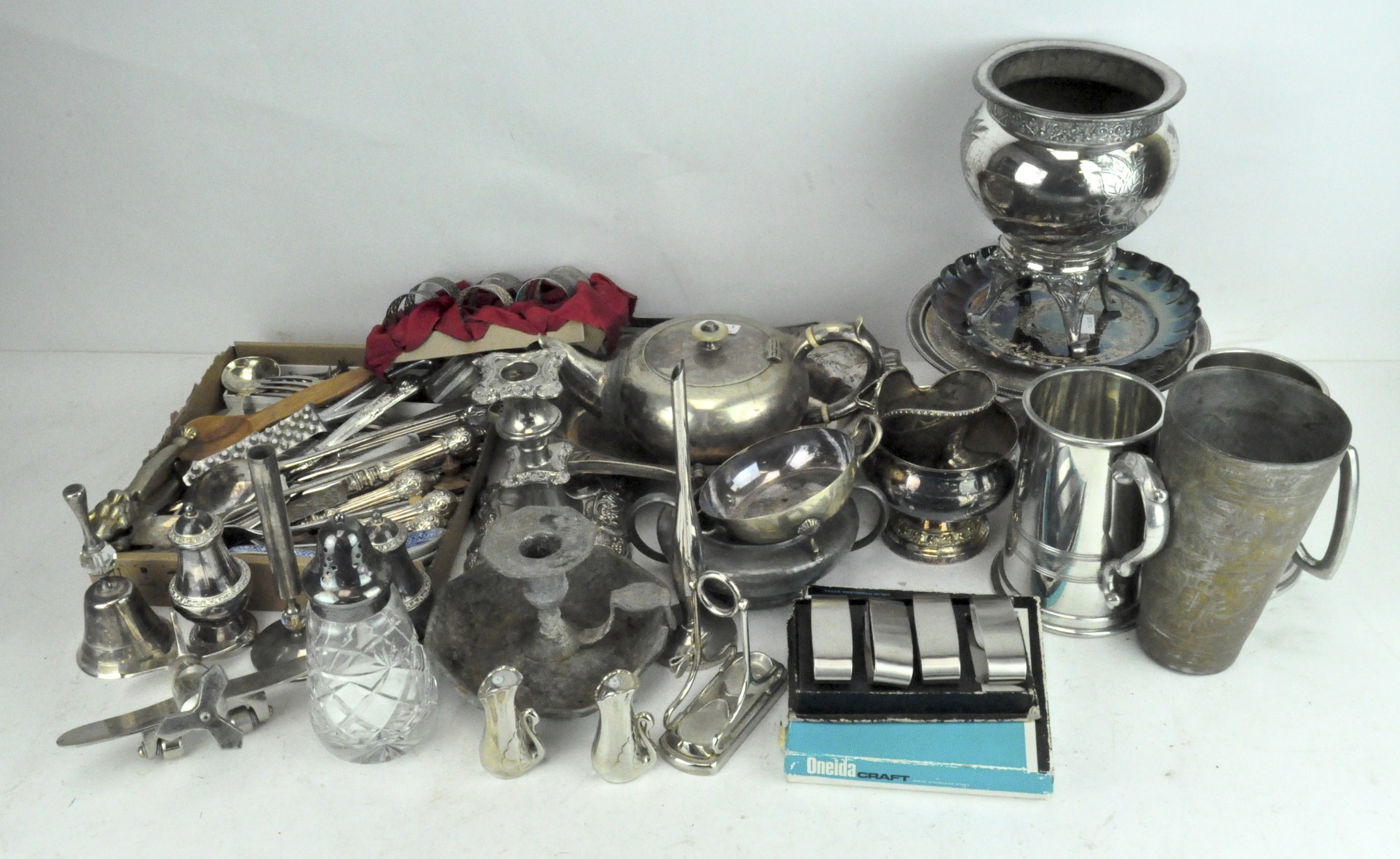 A quantity of silver plated wares, to include a Ianthe cake stand,