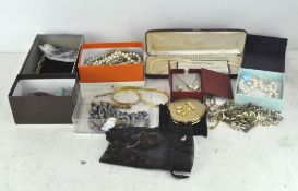 A collection of assorted costume jewellery, to include necklaces, brooches,