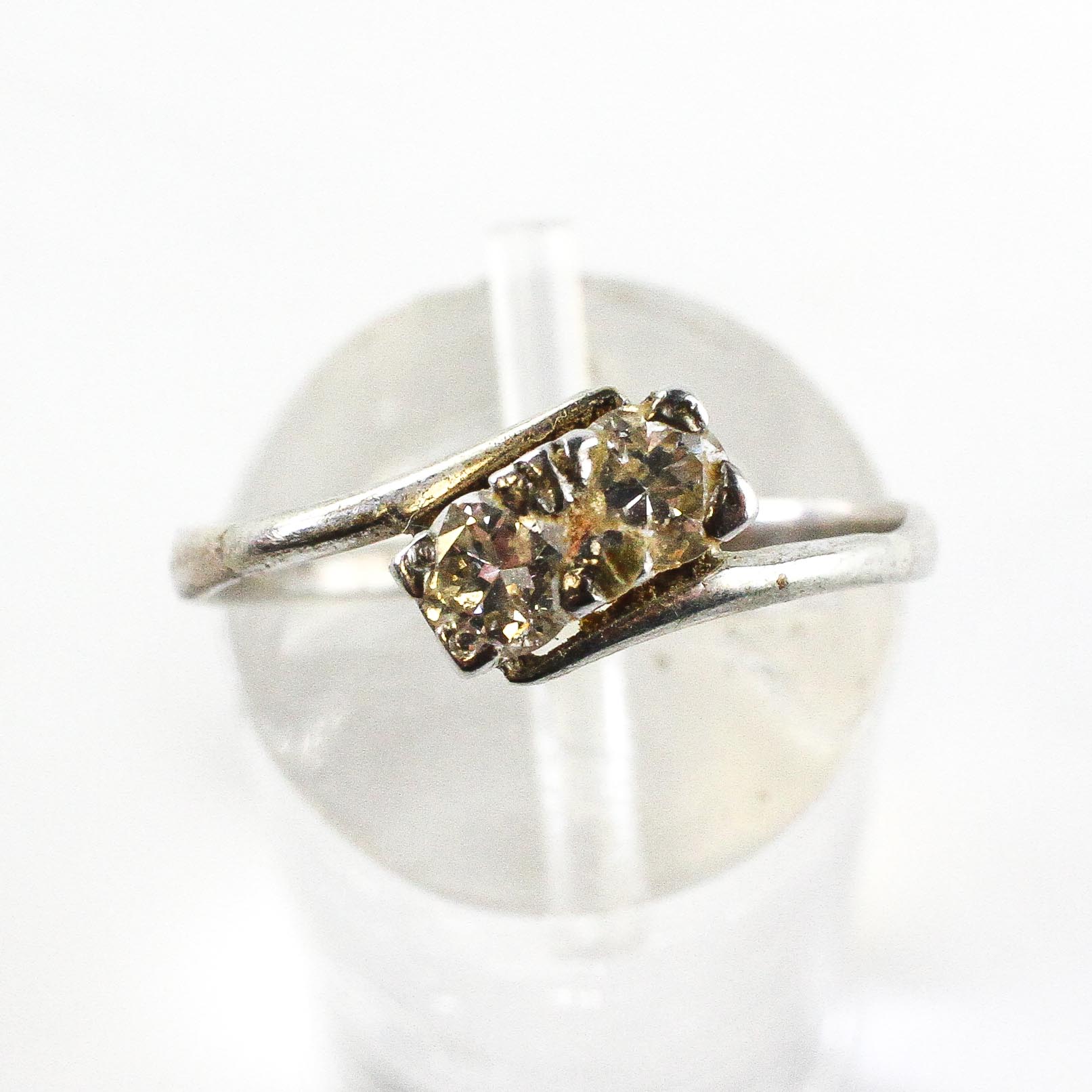 A white metal crossover ring. - Image 2 of 3