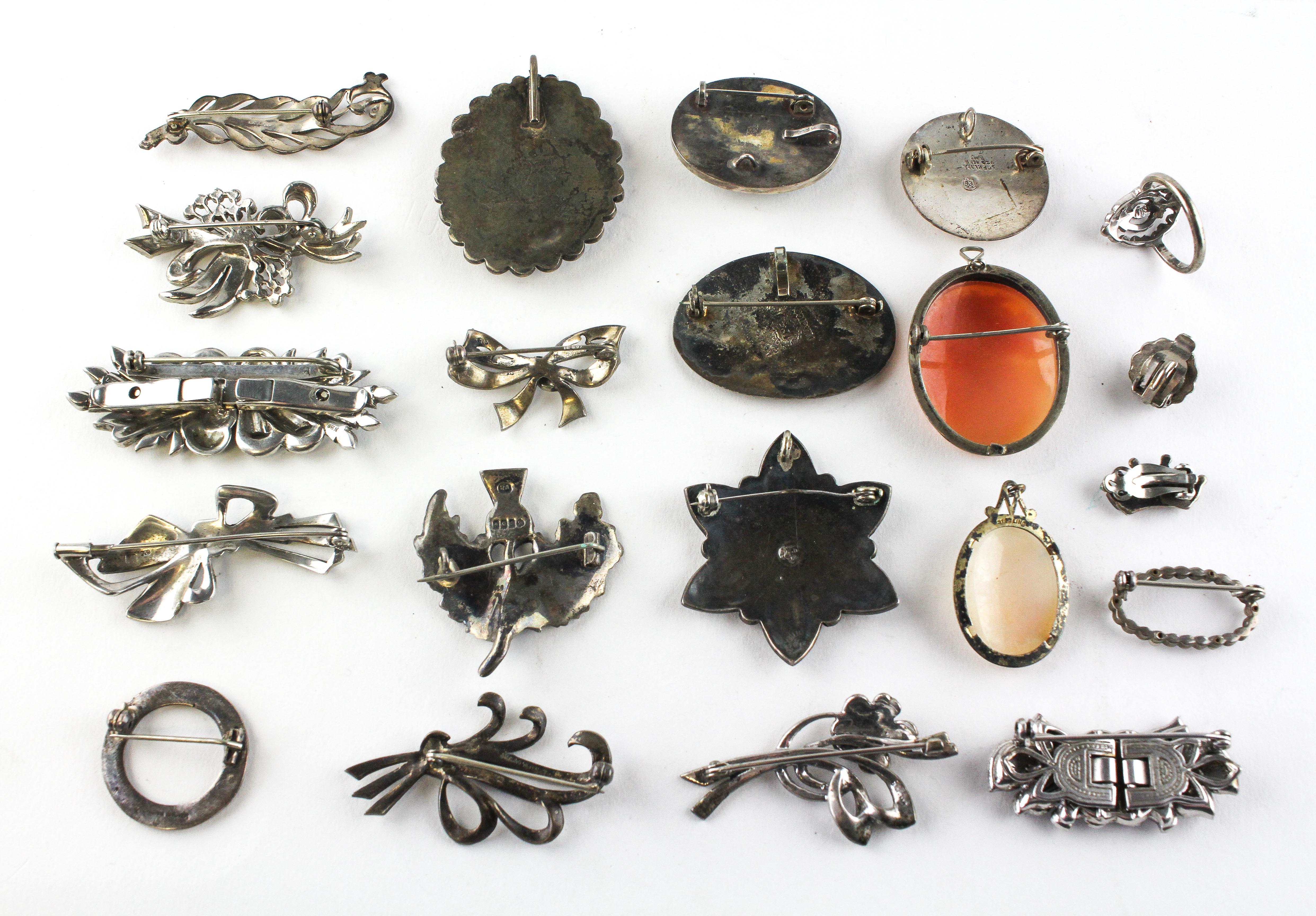 A collection of jewellery to include eighteen brooches of variable designs - Image 2 of 2