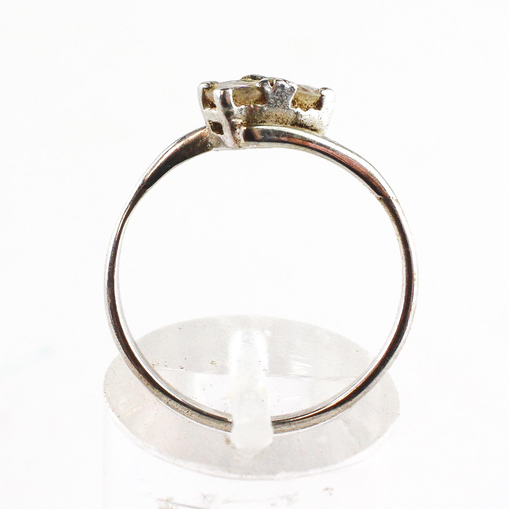 A white metal crossover ring. - Image 3 of 3