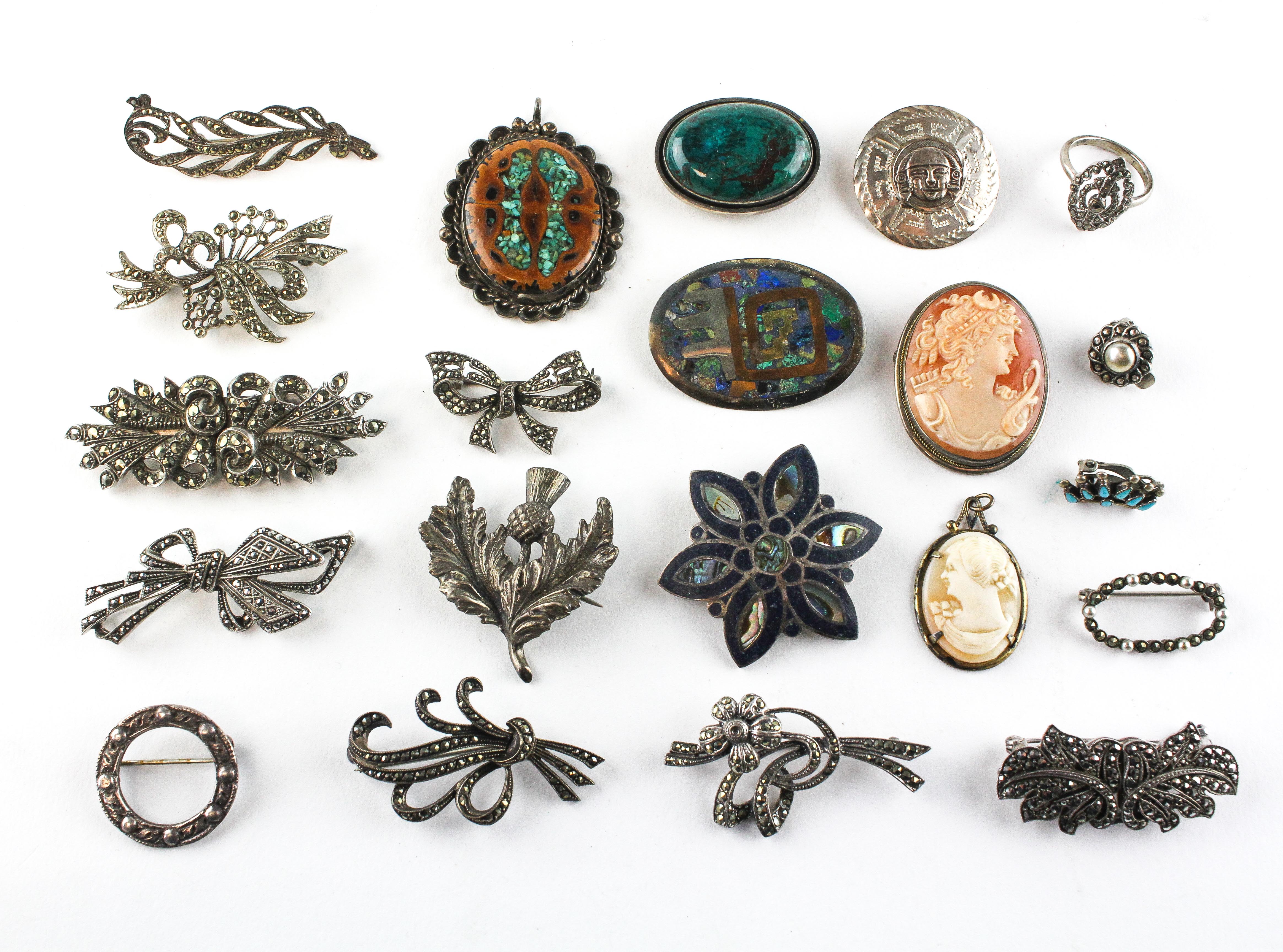 A collection of jewellery to include eighteen brooches of variable designs