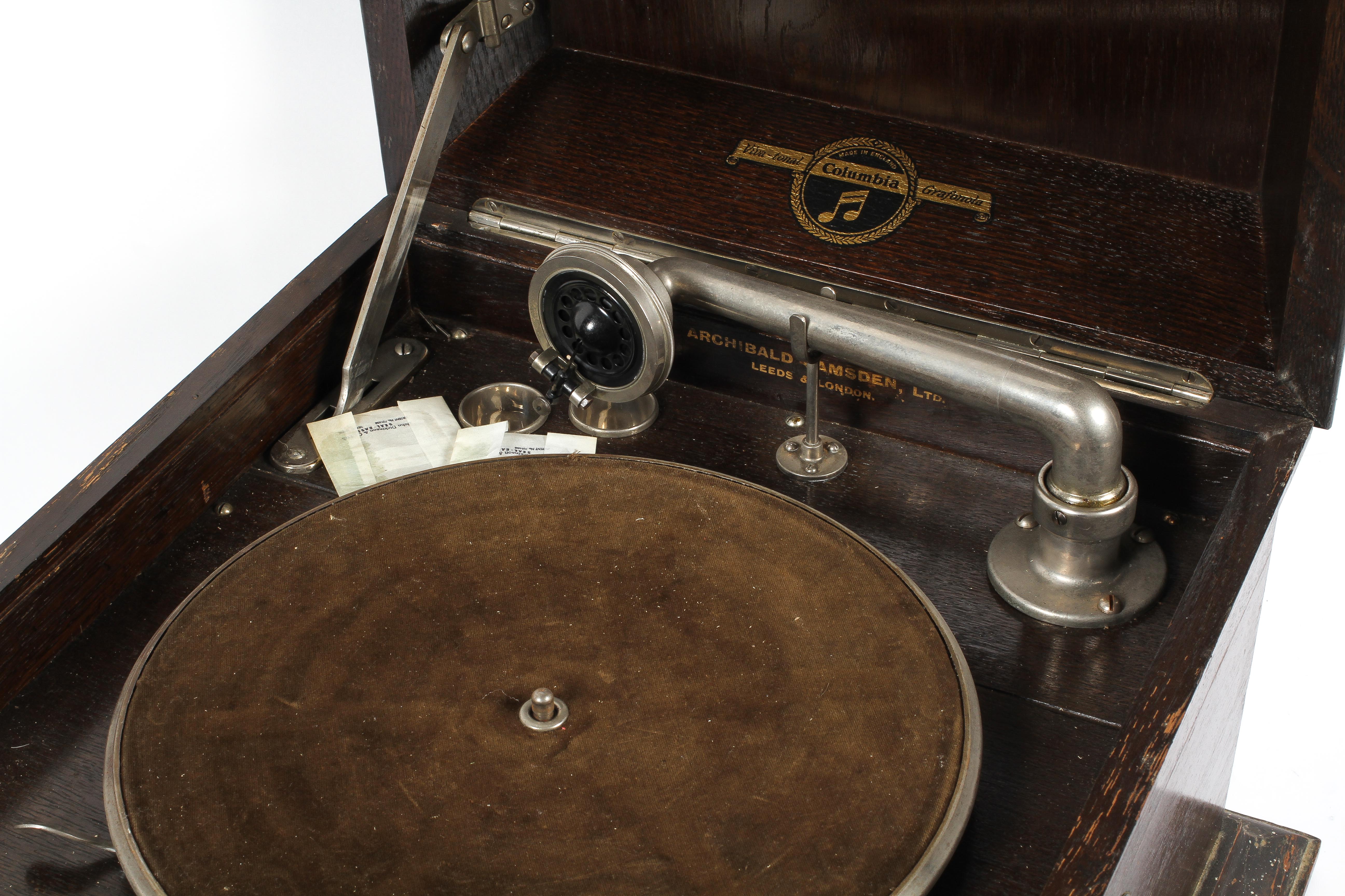 An oak cased Colombia gramophone, inscribed Viva Tonal Grafonola, no 117, - Image 3 of 3