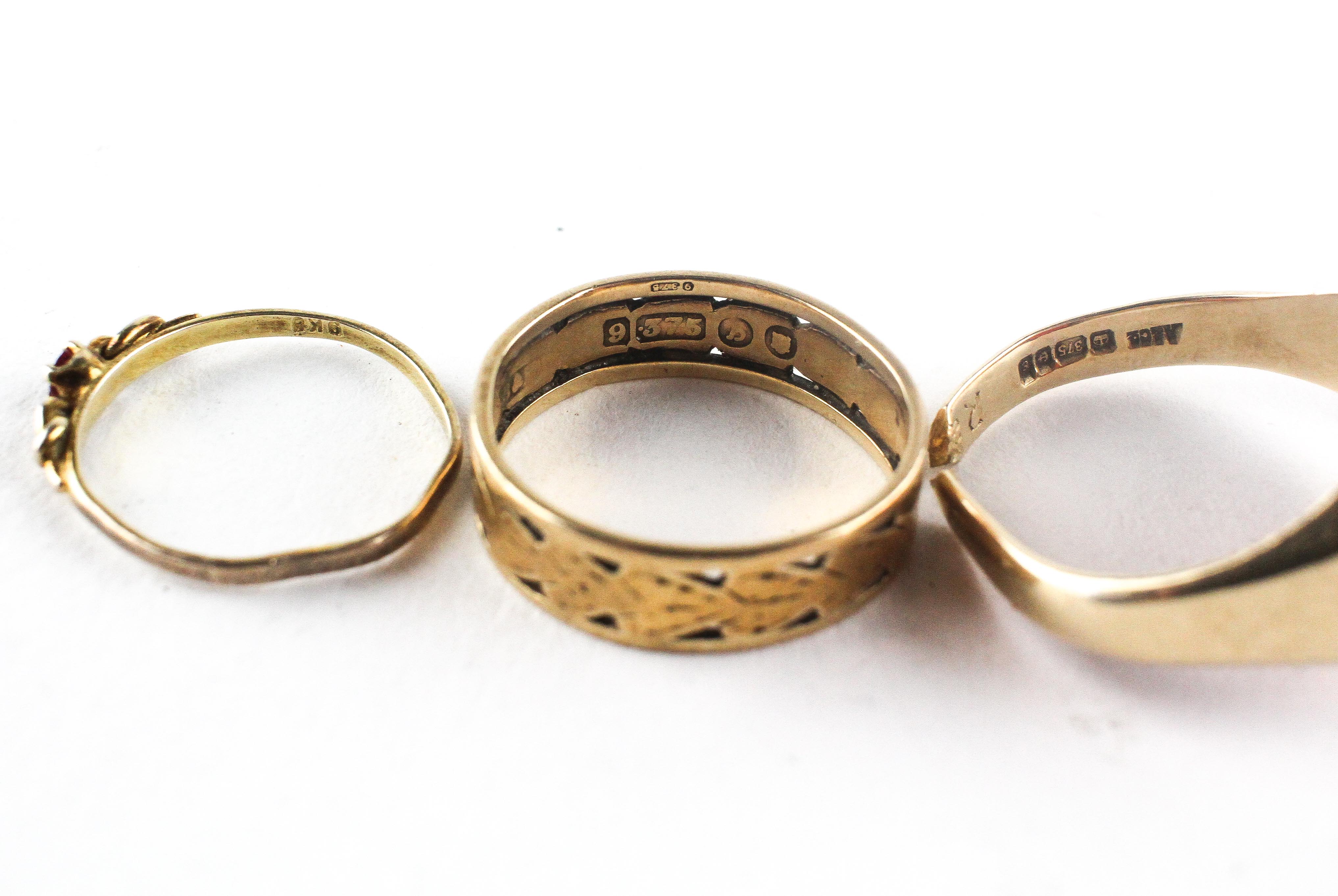 A collection of three rings to include: A 9ct gold agate signet ring (shank broken); - Image 2 of 2