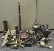 A quantity of copper and brass including a coaching horn,