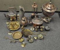 Assorted metalware, to include a copper bed pan, ice bucket,
