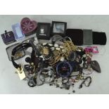 A quantity of costume jewellery,