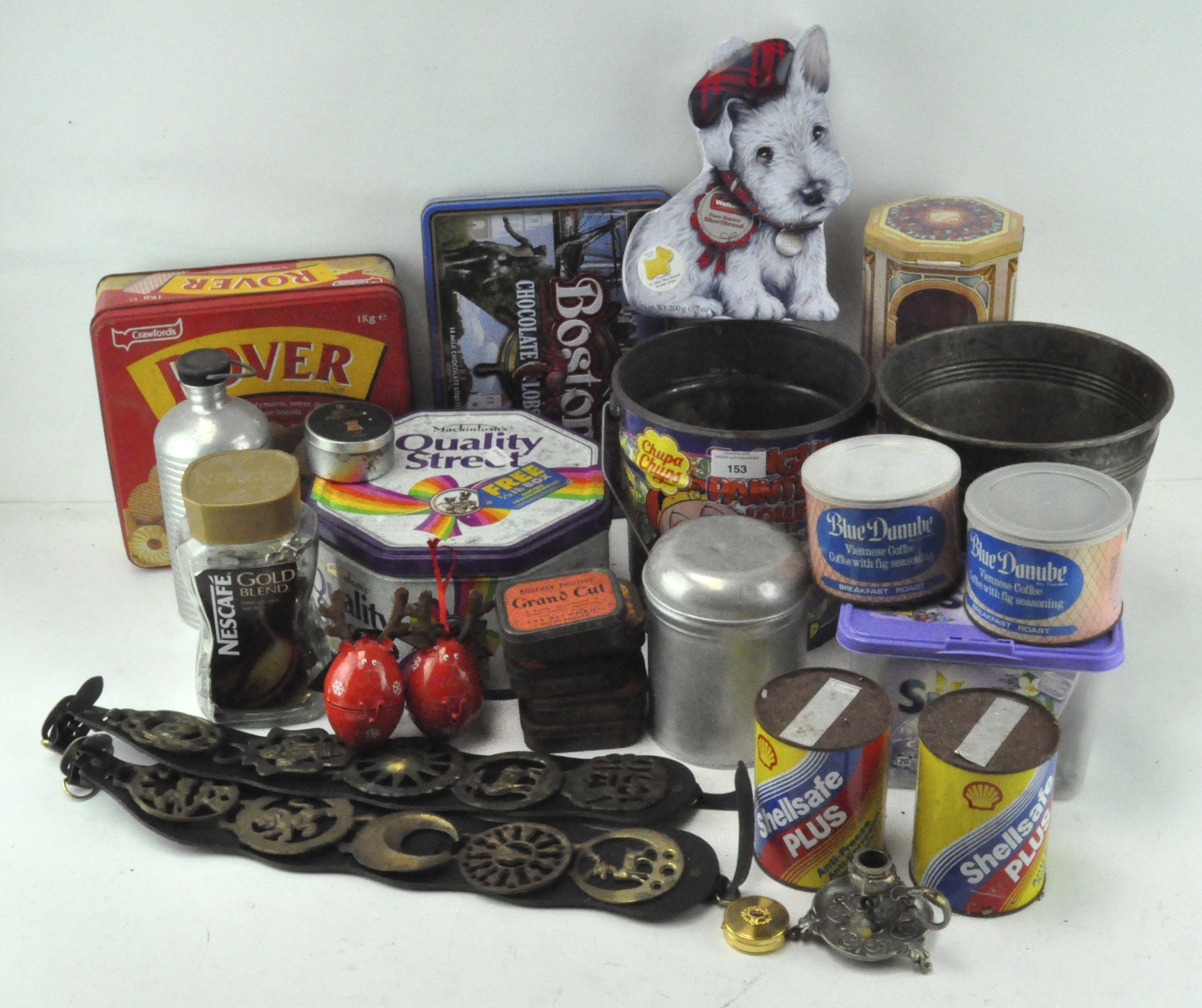 A mixed lot including tins, horse badges, keys,