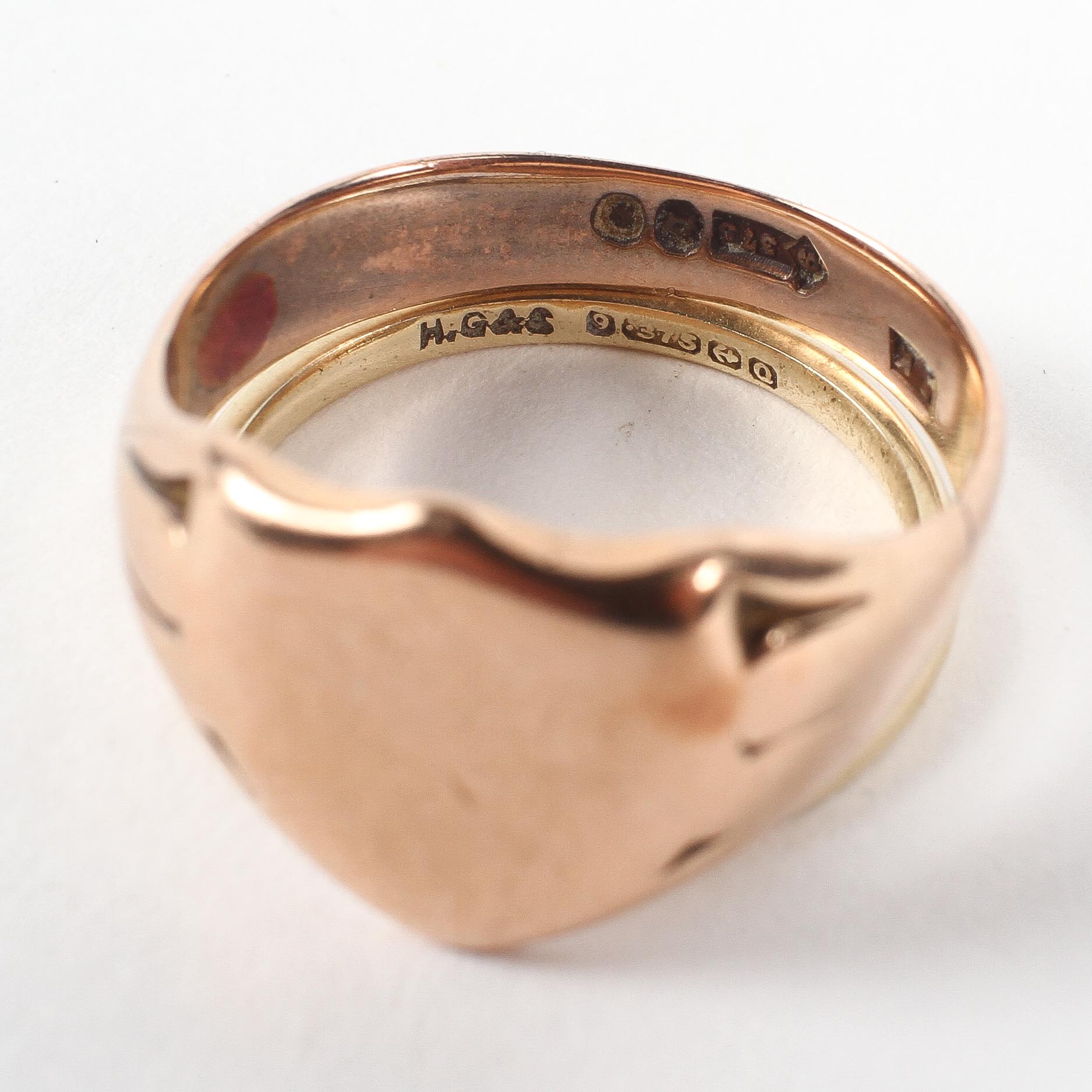 Three 9ct gold rings, comprising two signet and one wedding band, all marked . - Image 3 of 3
