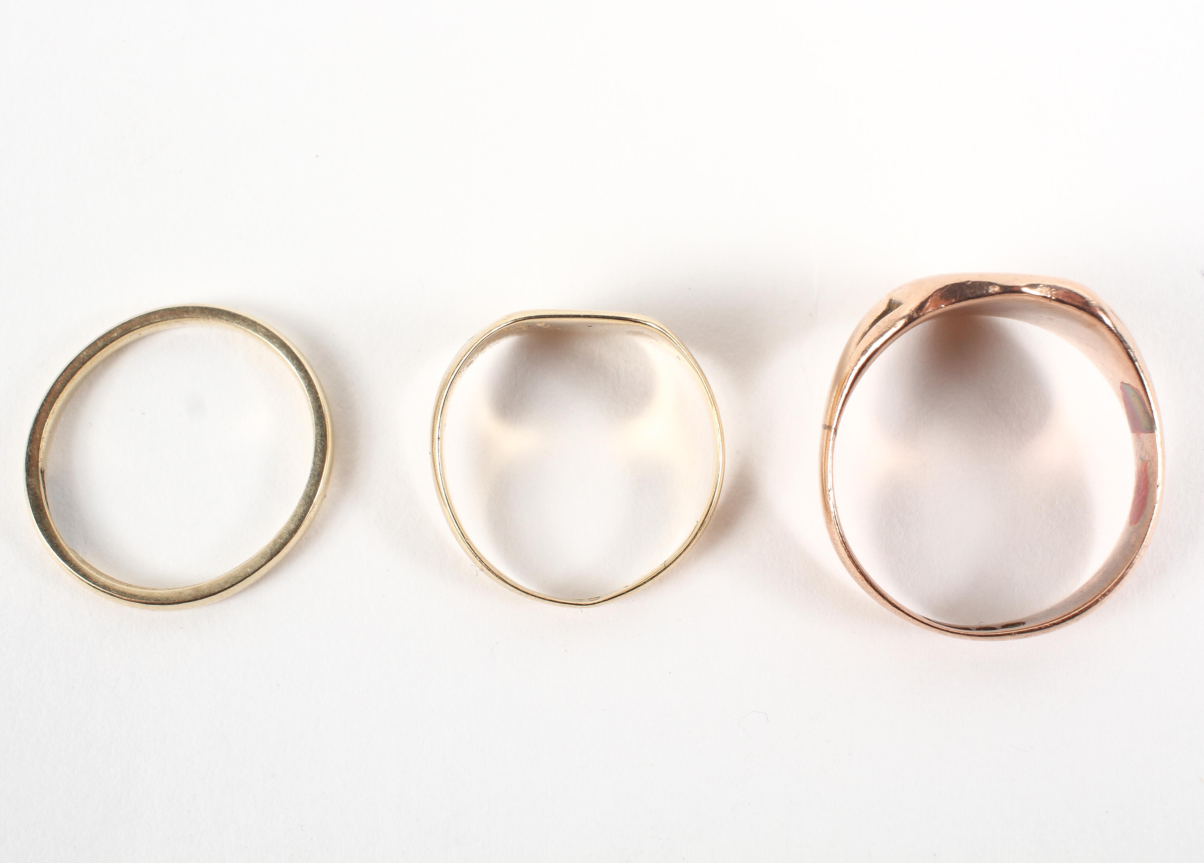 Three 9ct gold rings, comprising two signet and one wedding band, all marked . - Image 2 of 3