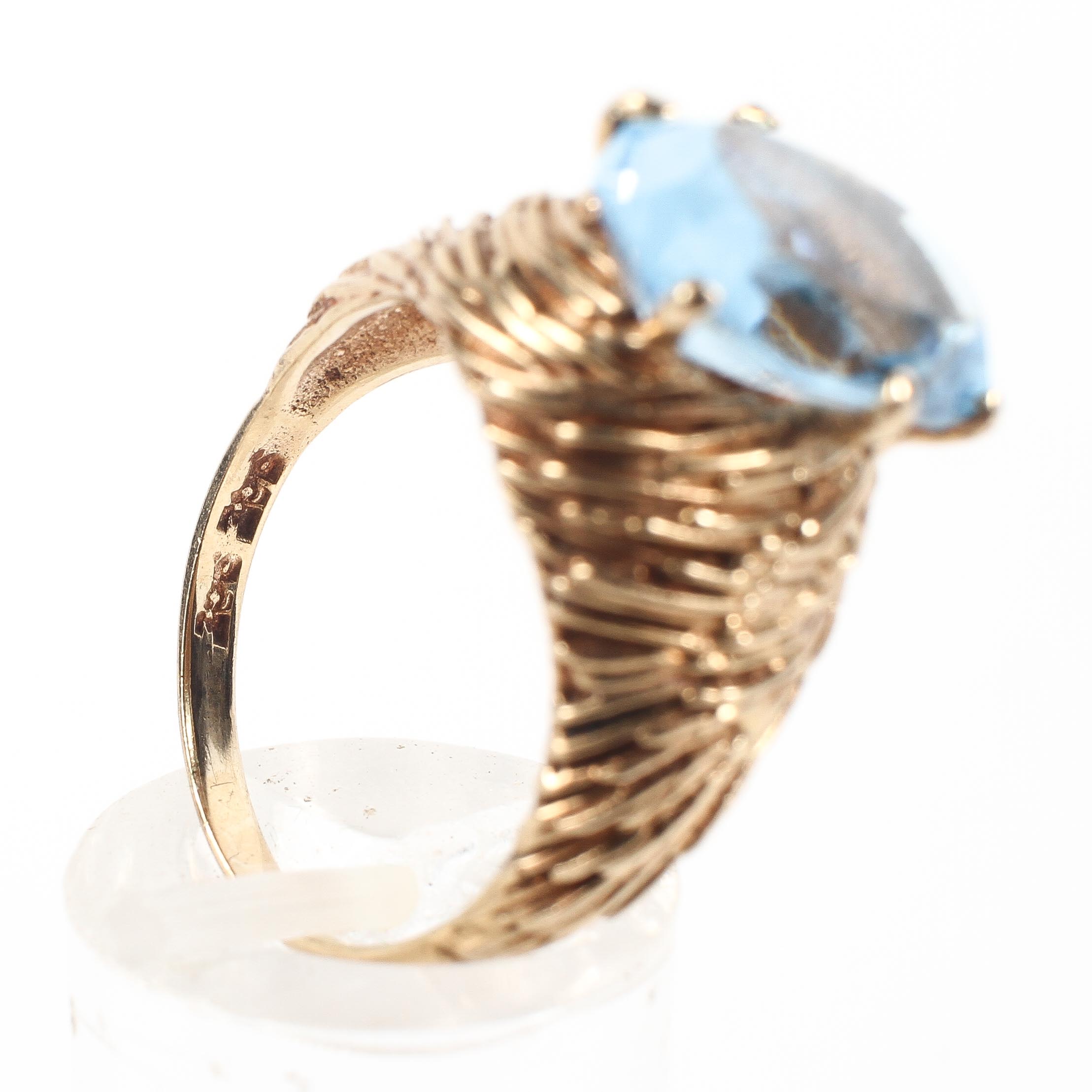 A yellow metal dress ring set with an oval cut blue synthetic spinel. - Image 4 of 4