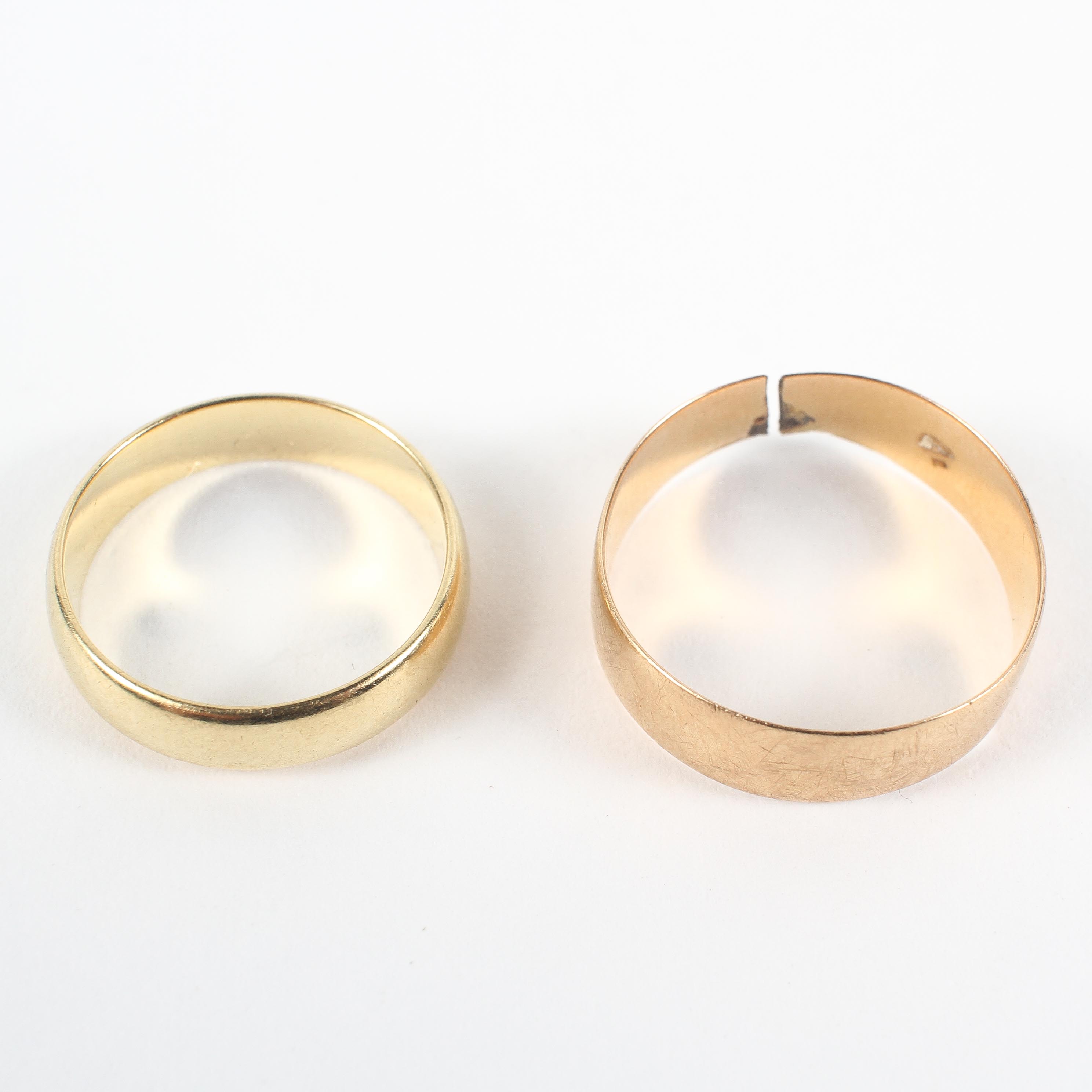 A 18ct flat 5.5mm wedding ring, size O; A 18ct D shape 4mmm wedding ring, size J.