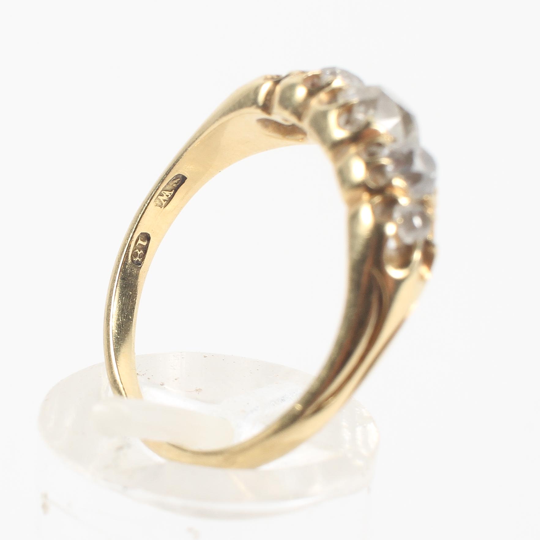 A yellow metal half hoop ring. - Image 4 of 4