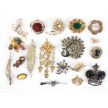 A collection of nineteen costume brooches of variable designs. Gross weight: 328.4 grams