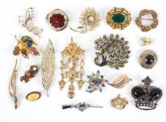 A collection of nineteen costume brooches of variable designs. Gross weight: 328.4 grams