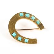 A yellow metal and turquoise mounted horseshoe brooch, height 2.7cm, gross weight 6.