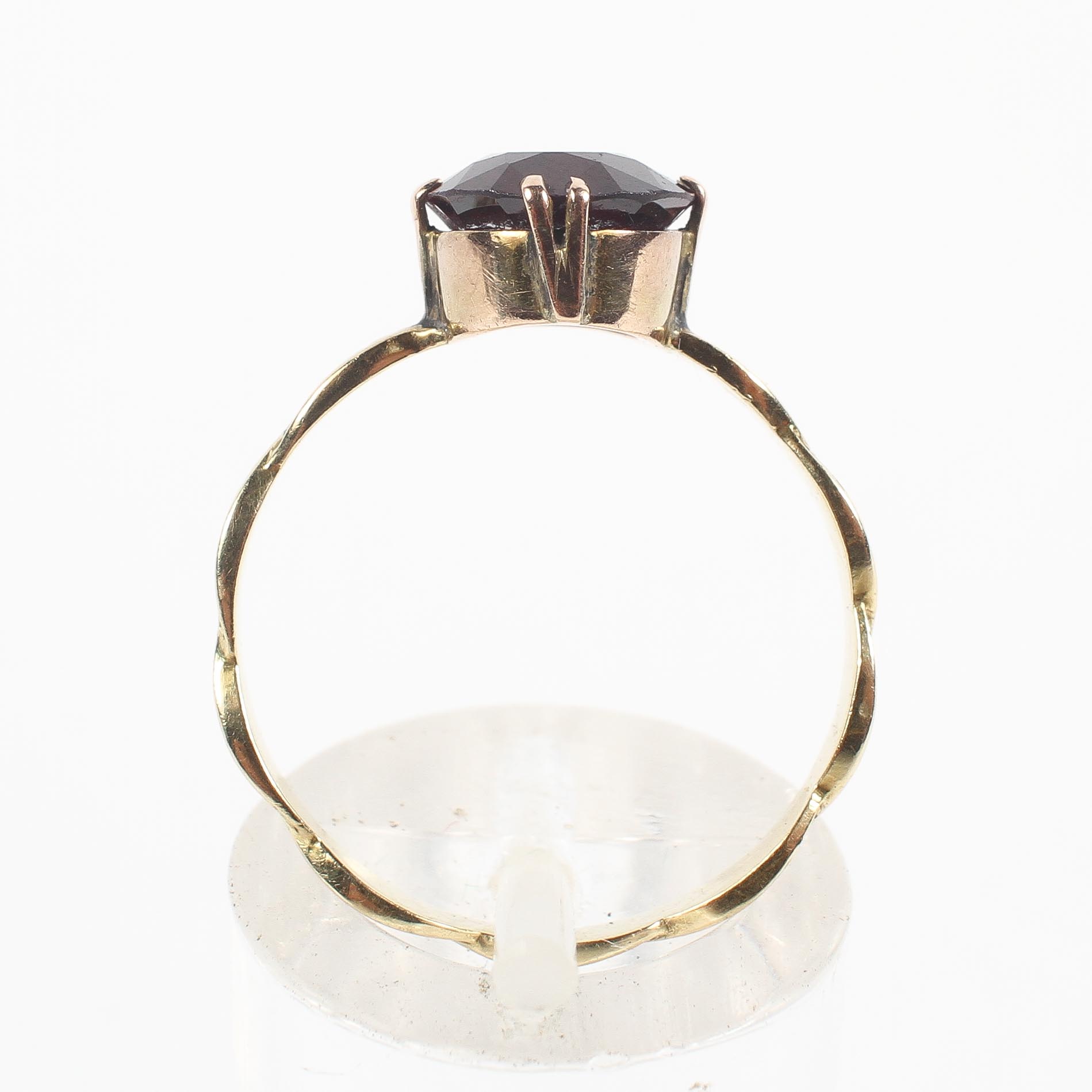 A yellow metal ring set with an oval faceted cut rhodolite garnet measuring approximately 9. - Image 3 of 3