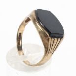 A yellow metal signet ring with cushion shape onyx. Hallmarked 9ct gold, London, 1985. Size N