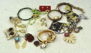 Assorted costume jewellery,