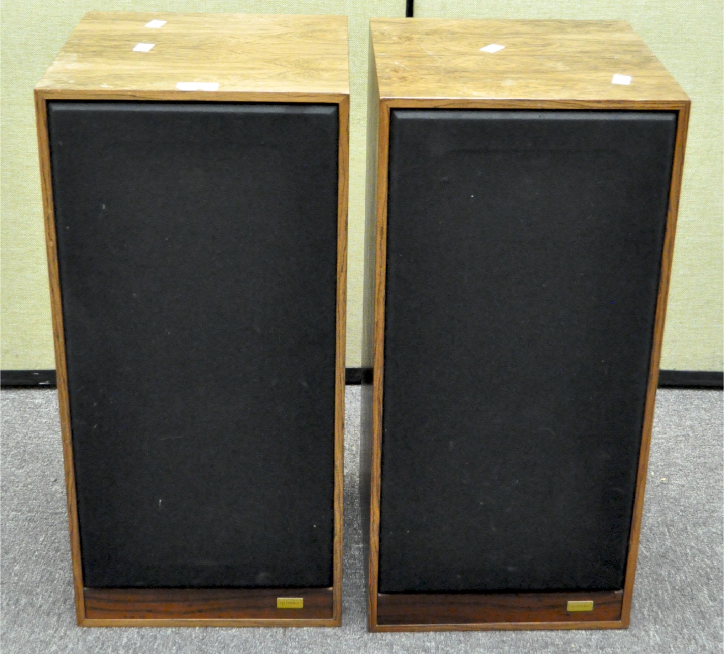 A pair of Spendor SP1 speakers 64 cm x 30 cm x 30 cm