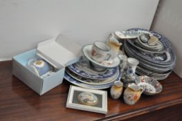 A quantity of 20th century ceramics, comprising oval Churchill platters in the 'Willow' pattern,