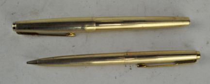 A gold-plated Parker pen set ,