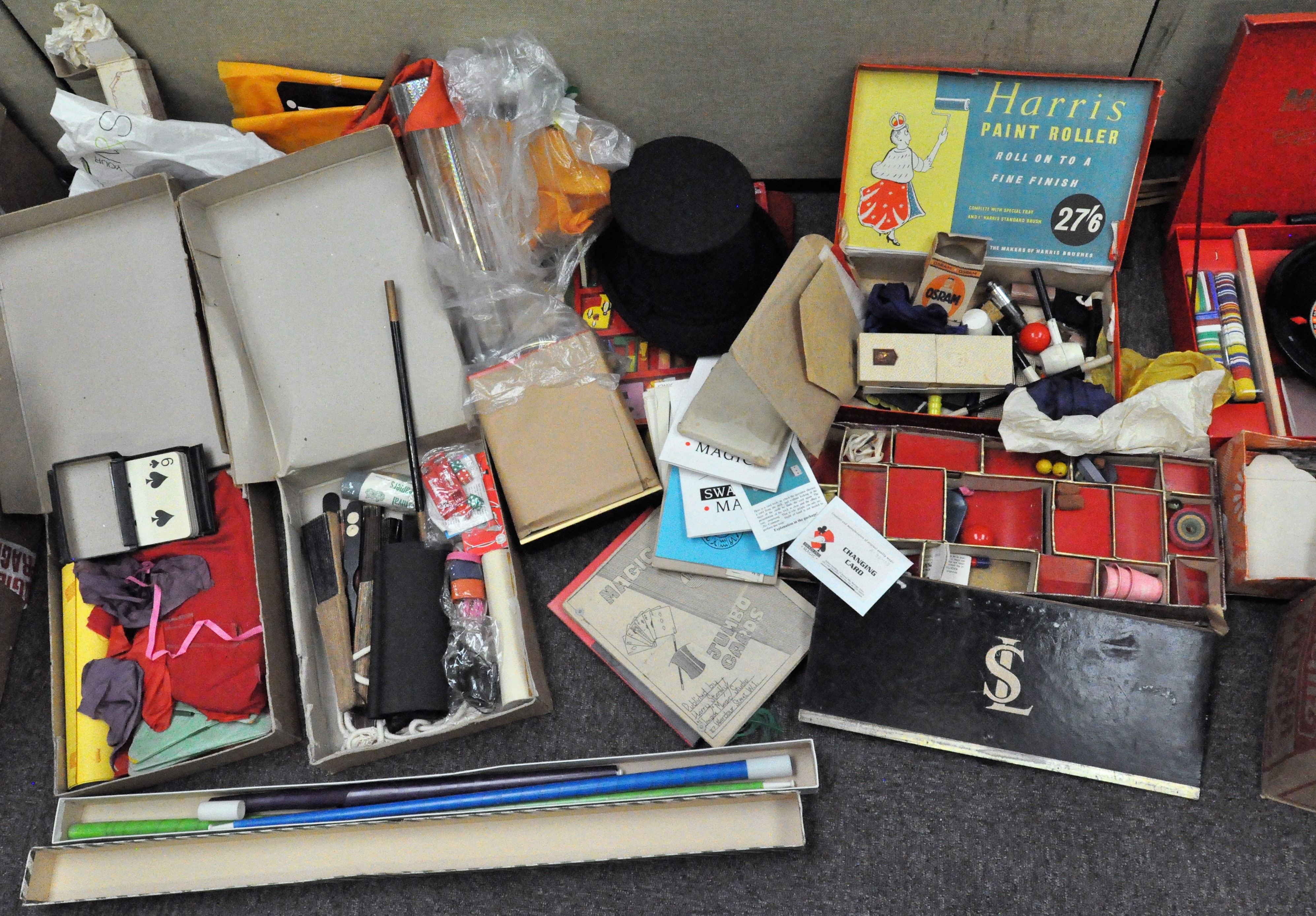 A large quantity of vintage magic tricks and accessories - Image 2 of 4