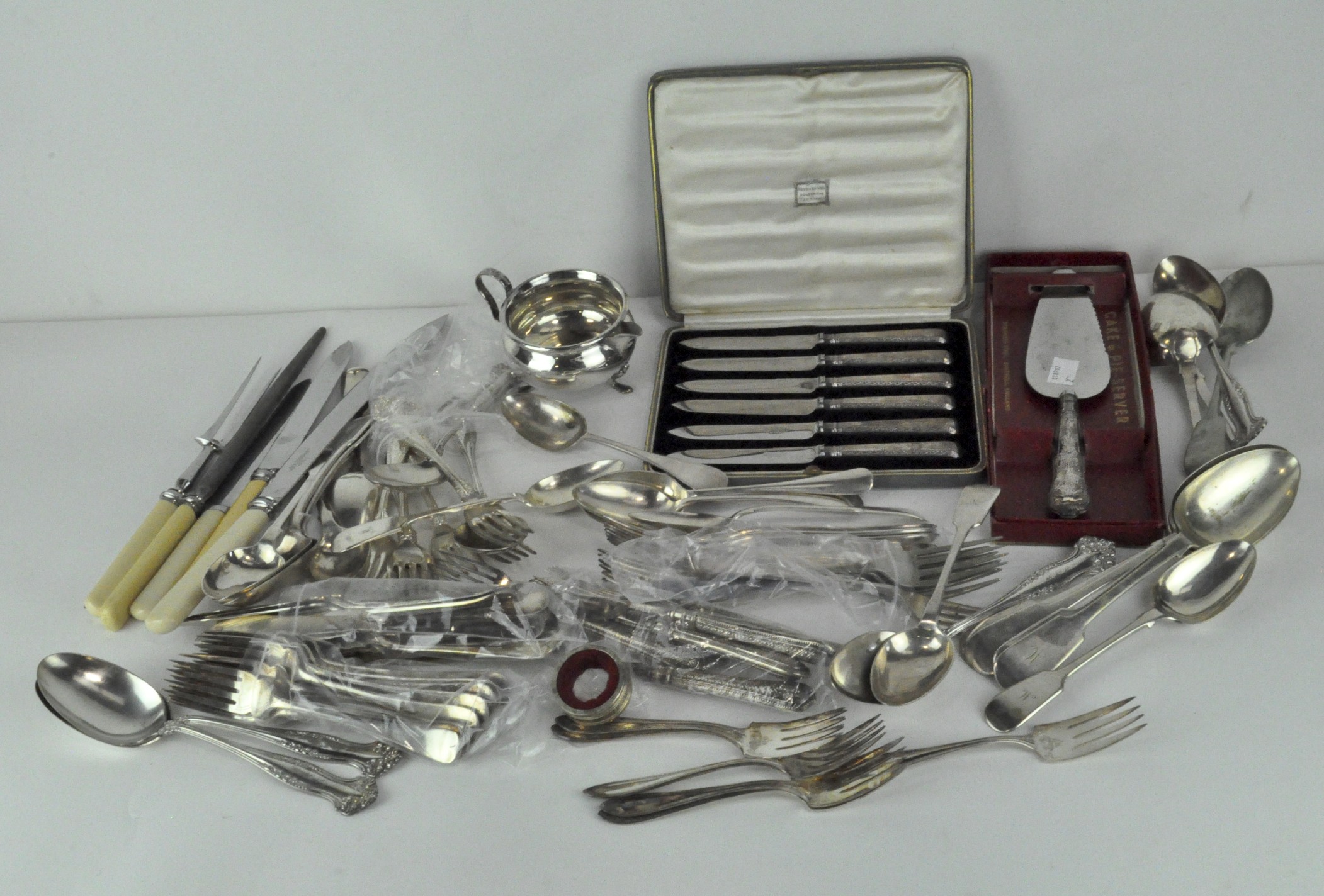 A boxed set of silver handled knives together with a quantity of silver plated flatware