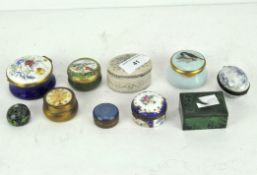 Assorted snuff and trinket boxes, including: a malachite example, three guilloche enamel examples,