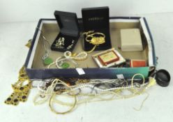 A mix of vintage costume jewellery, including chains, necklaces,