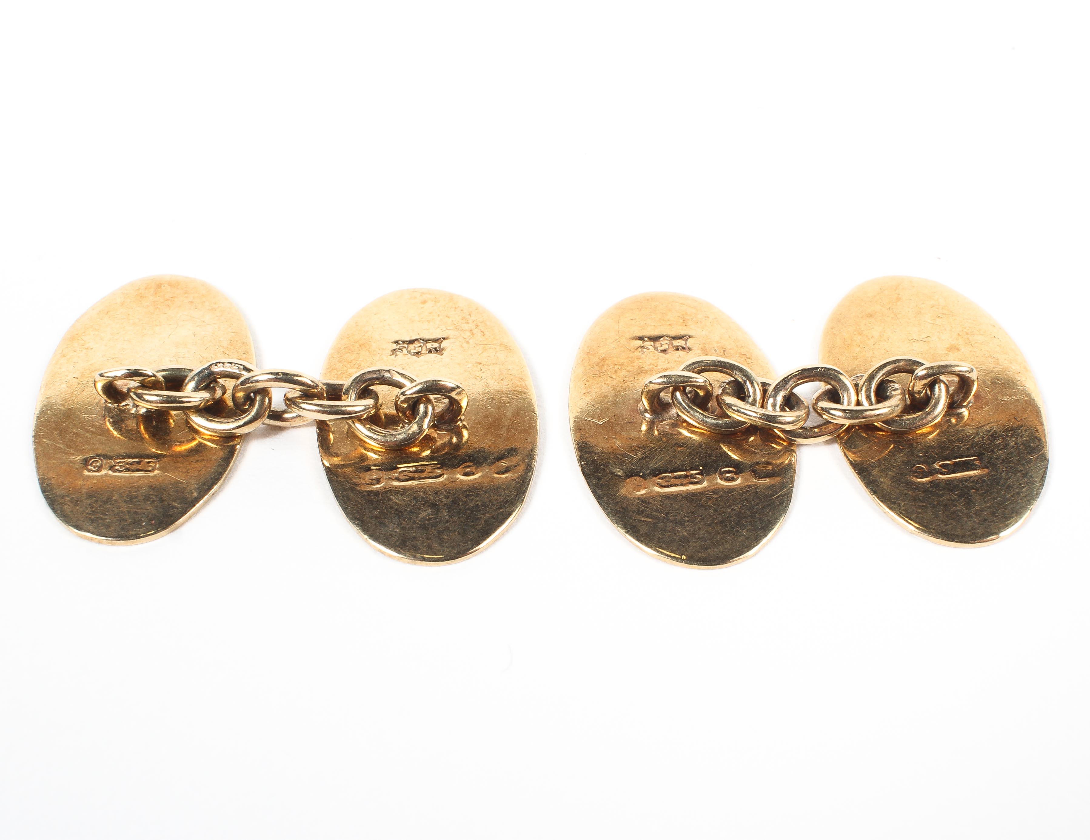 A yellow metal pair of chain link cufflinks with oval terminals having engine turned design. - Image 2 of 3