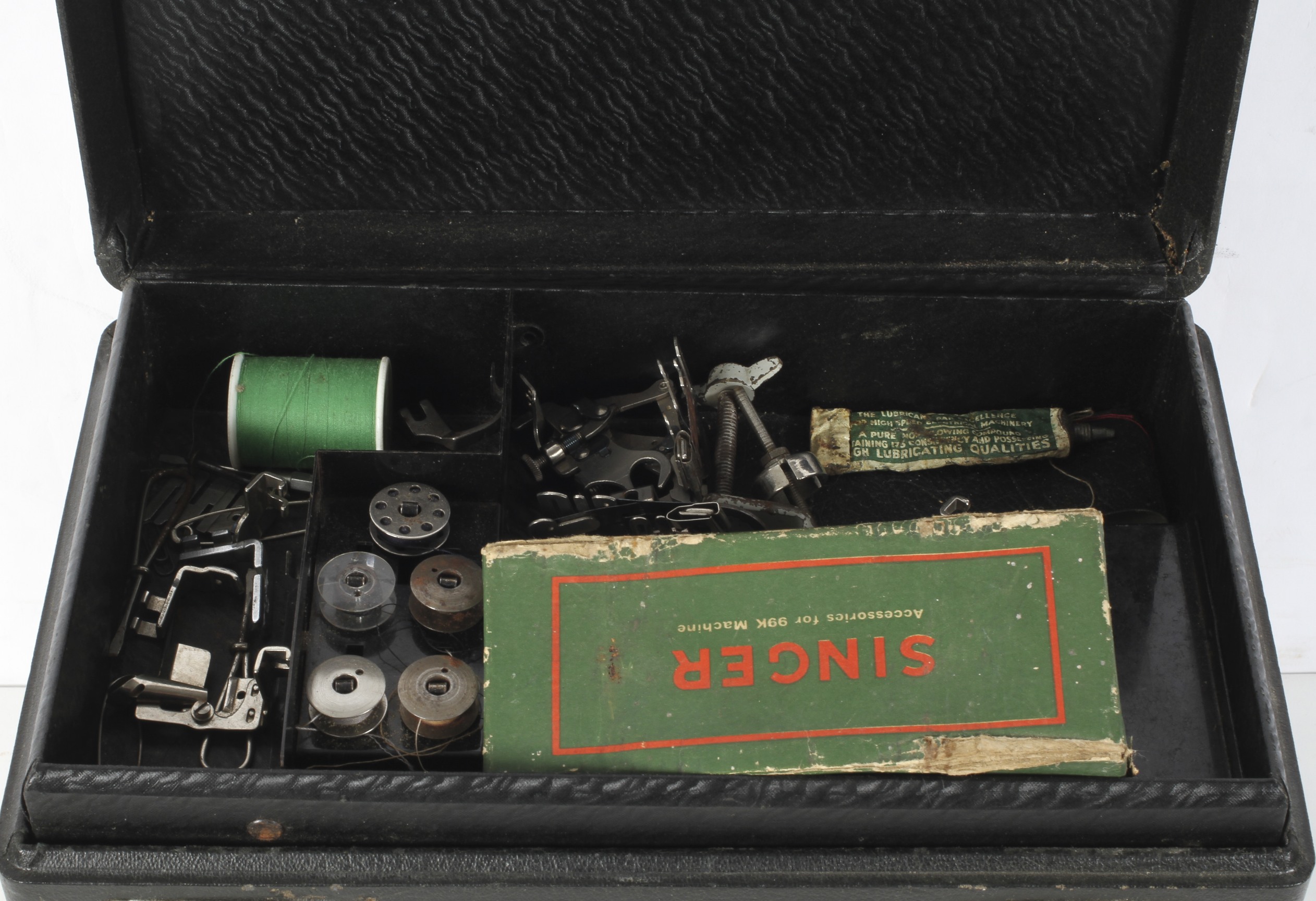 A black and gilt Singer sewing machine - Image 3 of 4