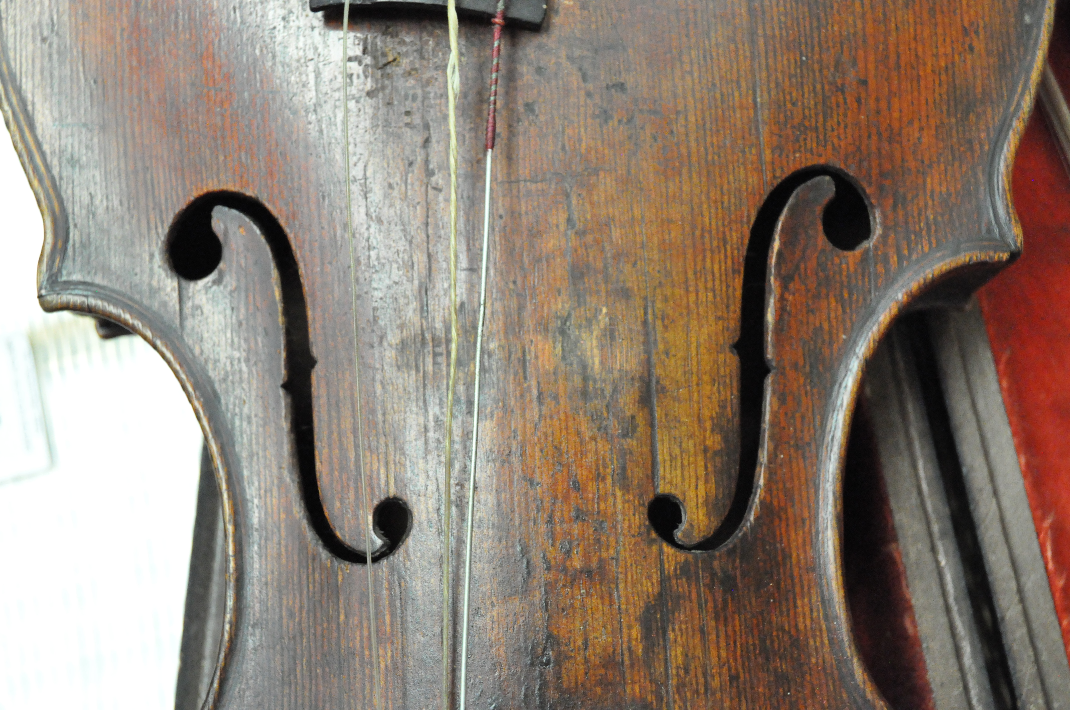 An early 20th century violin, with bow, - Image 5 of 16