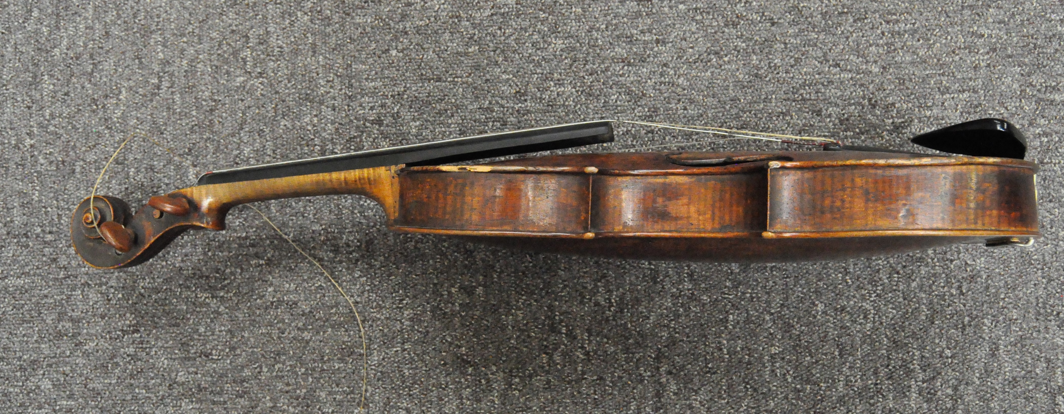 An early 20th century violin, with bow, - Image 13 of 16