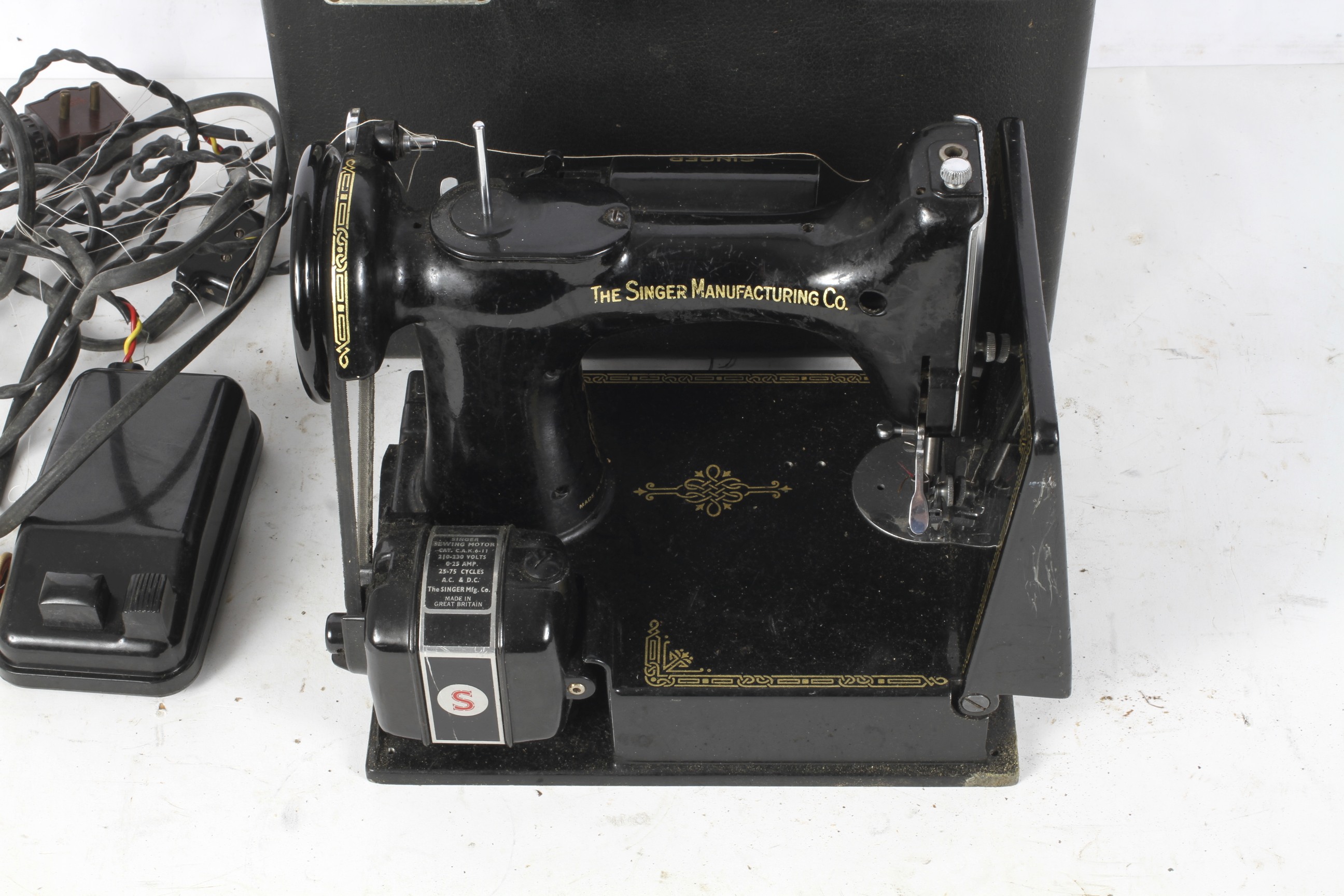 A black and gilt Singer sewing machine - Image 2 of 4